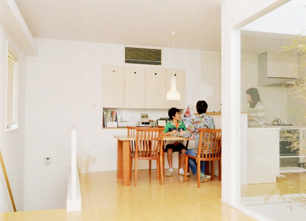 シンプルモダンと和のテイストが美しく融合した孟宗竹のある中庭の住まい　R邸