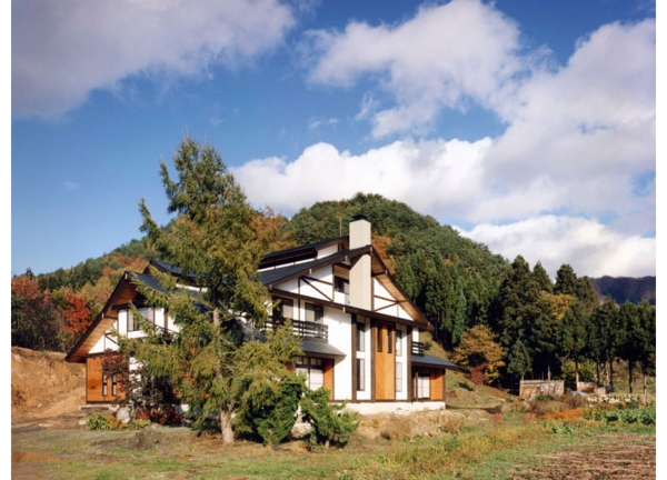 シンプルモダンと和のテイストが美しく融合した孟宗竹のある中庭の住まい　R邸