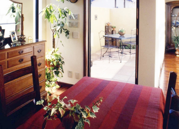 性格の違った２つの中庭（パティオ）をもつ家