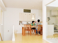 常に家族の気配を感じとれるよう配慮された間取り