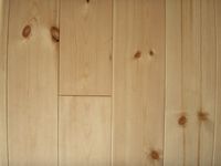 床材に使った無垢のパイン材、温かなぬくもりを感じます。