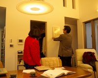 絵を掛けた感じをみる奥様。写真中央の奥がリビングに隣接したクローゼット。