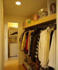 る他、上の階にある大収納のクローゼットから季節ごとに入れ替えるだけで済むので無駄も少ない。