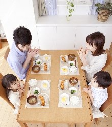 新築・リフォーム家族の絆食事風景